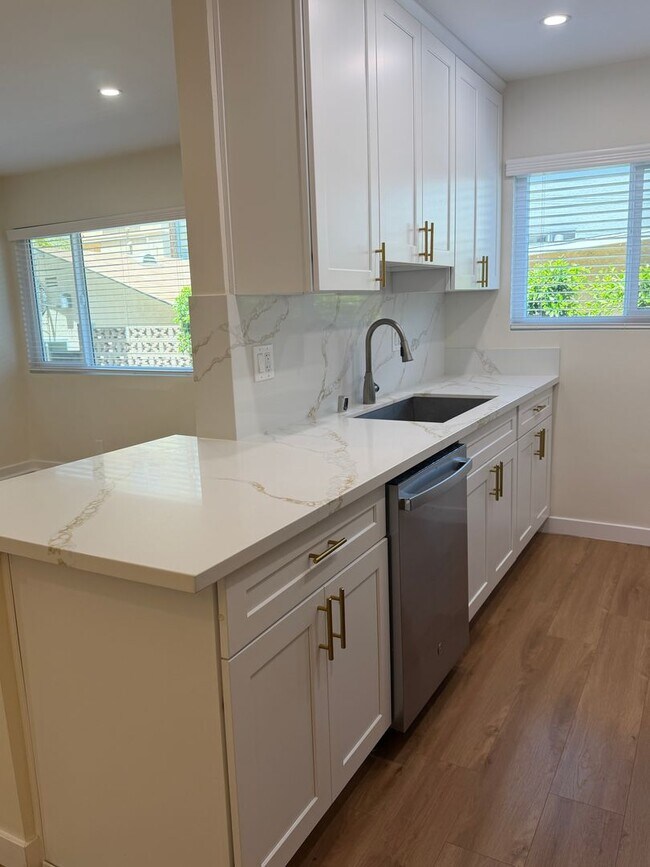 Building Photo - 561 E Orange Grove Ave