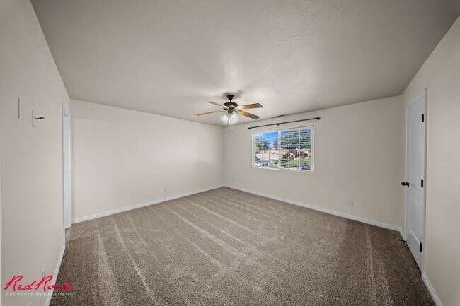 Building Photo - Adorable 3 Bedroom End Unit Townhome!