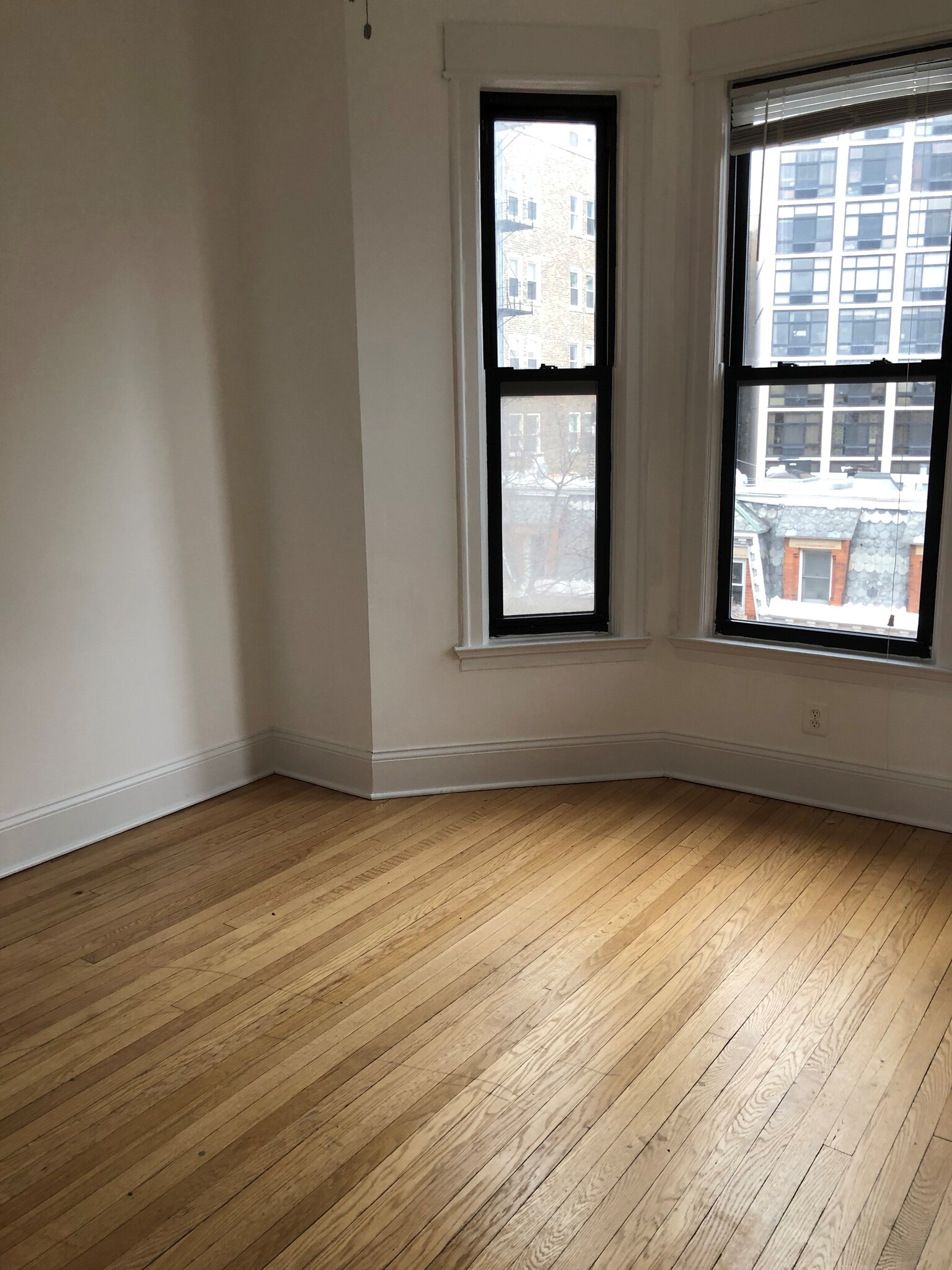 Building Photo - 1916 N Lincoln Park W