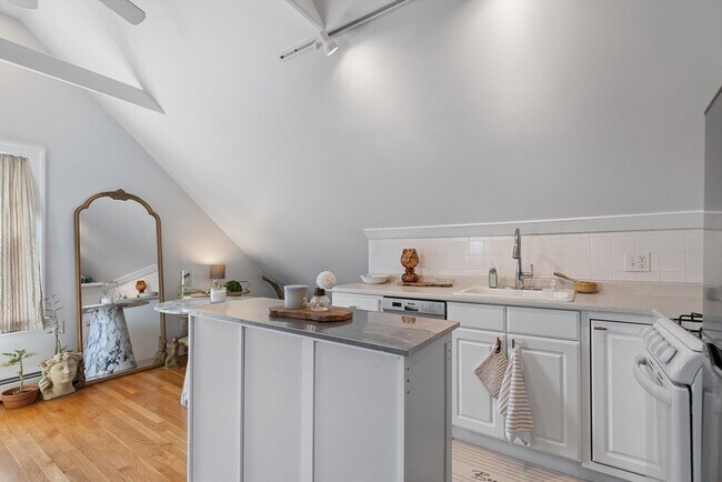 Building Photo - 3 Circle St