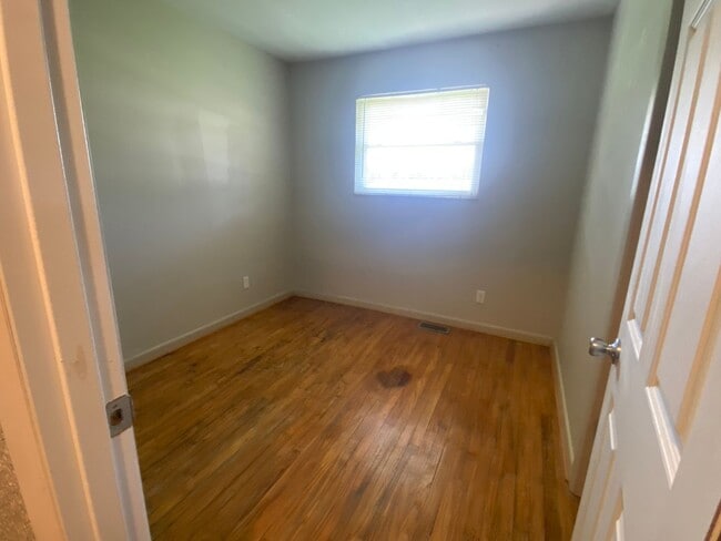 Building Photo - 3 Bedroom, 2 Bathroom Home on Bloomington's Westside