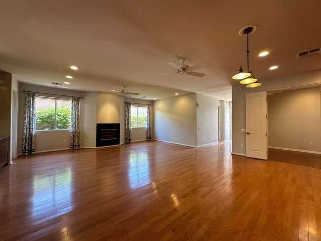 Building Photo - 40589 Palm Ct