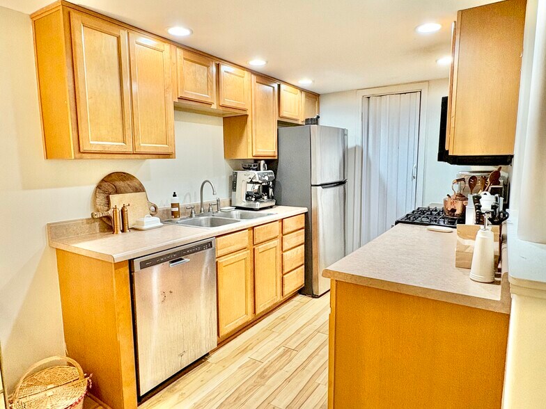 Building Photo - 6910 Carriage Hill Dr