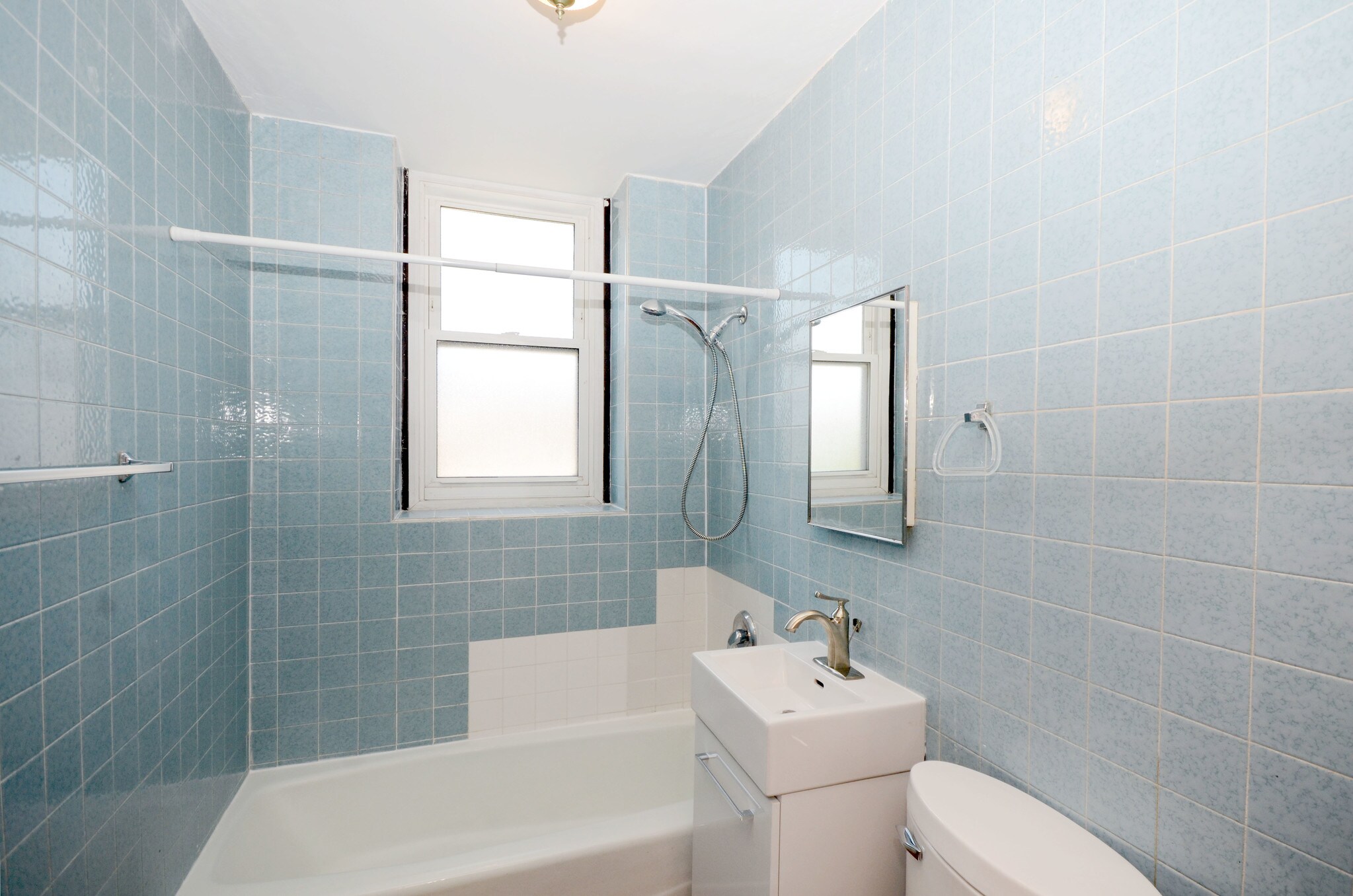 BATHROOM - 1414 W Wilson Ave