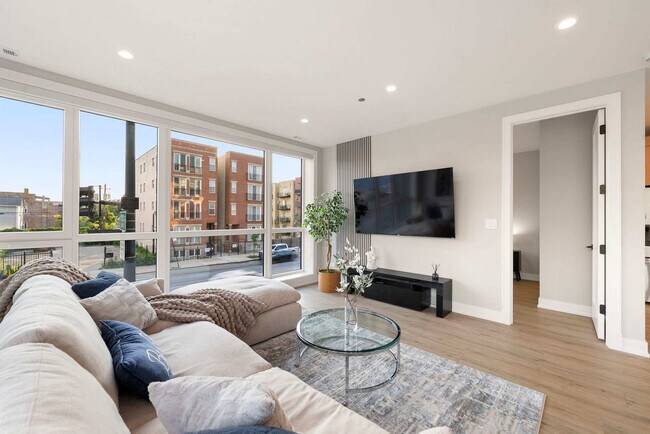Primary Photo - 2354 W Polk St