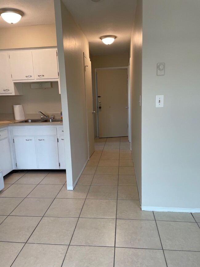 Building Photo - 997 Sunrise Dr