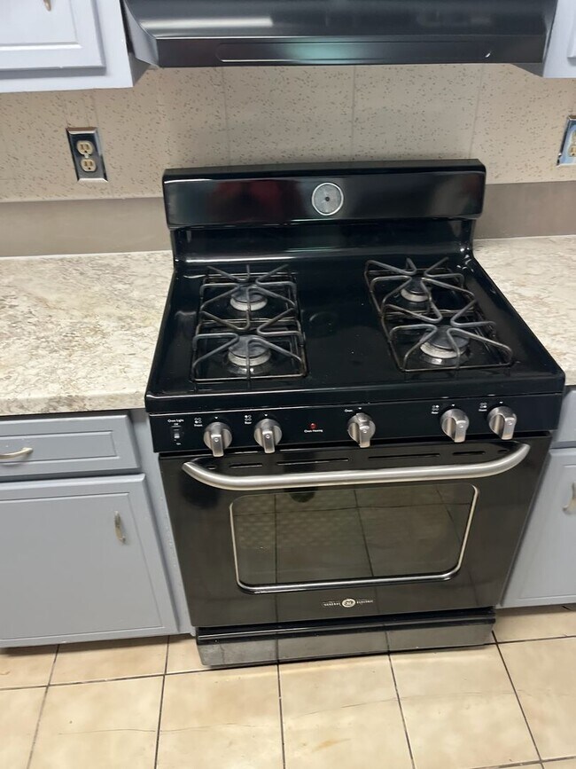 Building Photo - 106 Clear View