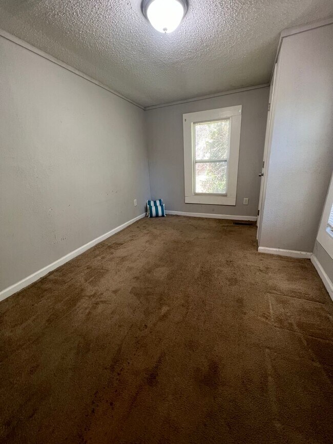 Building Photo - COMING SOON Spacious 3 BEDS AND 2 BATHS!!!