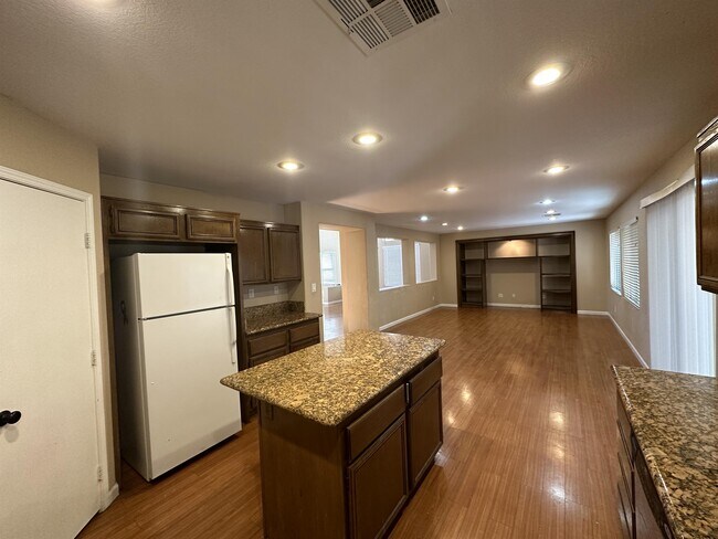 Building Photo - 5537 Spruce Hill Ct