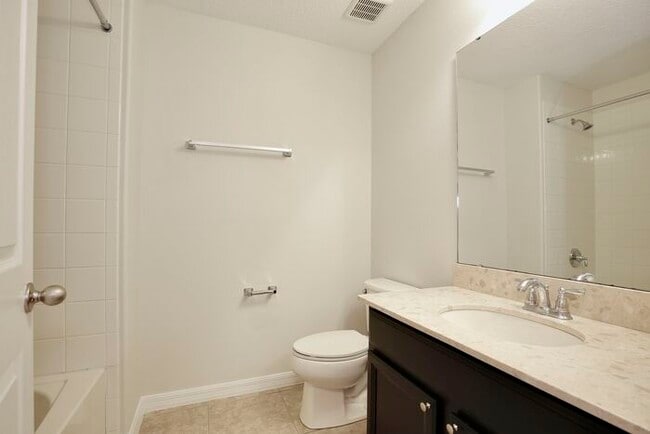 Building Photo - Stylish 3/2.5 Townhome with Open Floor Pla...