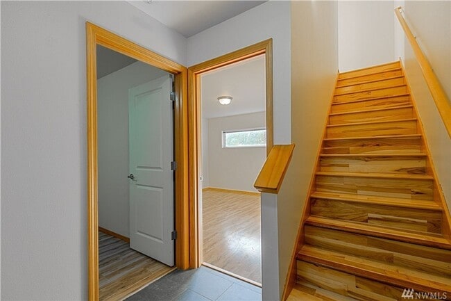 Building Photo - Charming 3-Story townhome located near Hig...