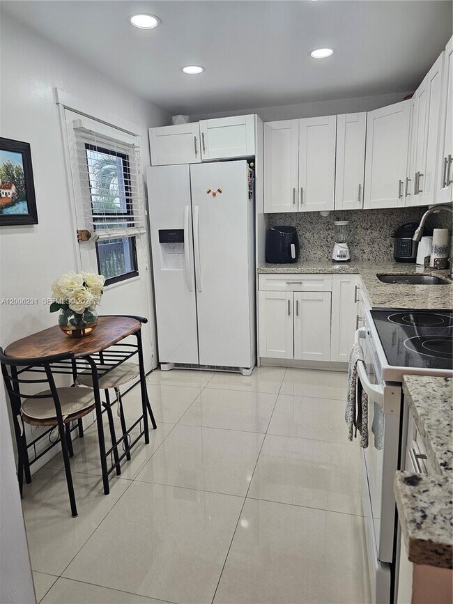 Building Photo - 20400 W Country Club Dr