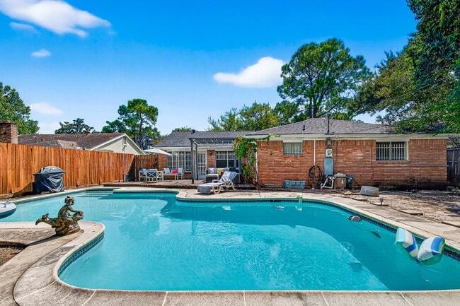 Building Photo - 9402 Meadowcroft Dr