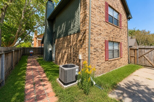 Building Photo - 11 Regency Ln