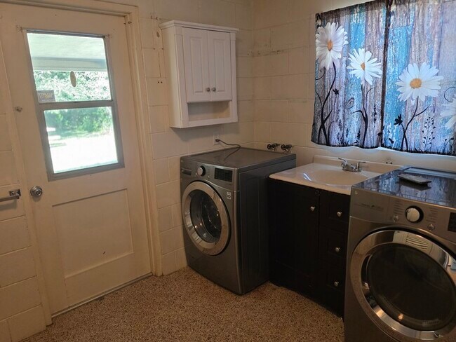 Building Photo - 220 Buena Vista St