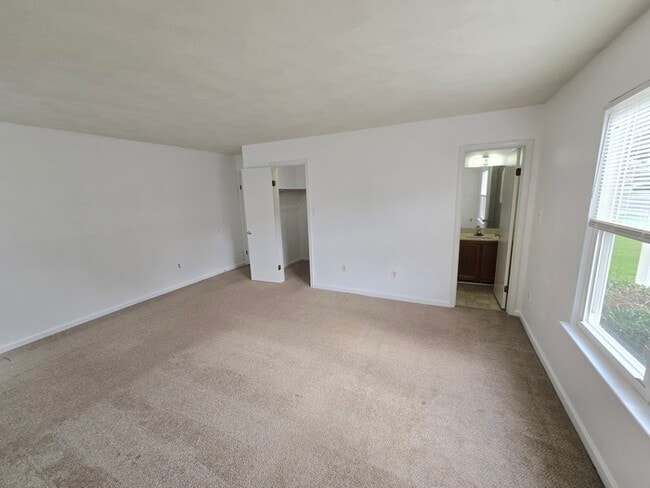 Building Photo - BEAUTIFUL 3-BED, 2-BATH HOME ON THE LAKE I...