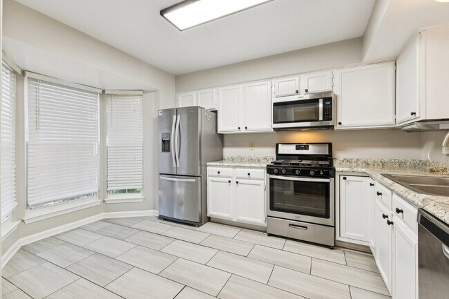 Building Photo - Welcome to this bright and beautifully maintained end-unit townhome in the desirable River Oaks c...