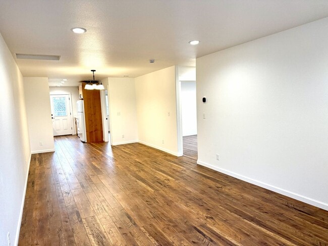 Building Photo - Brand new 3 bedroom 2 bath Sutherlin duplex