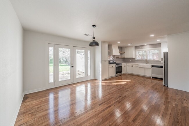 Building Photo - CHARMING HOME Close to TCU Campus!