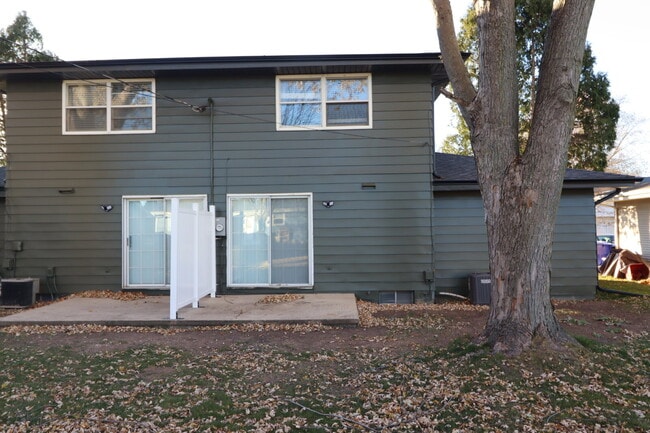 Building Photo - 3 Bedroom Duplex