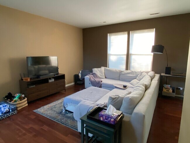 Building Photo - 3260 Bromley Ln