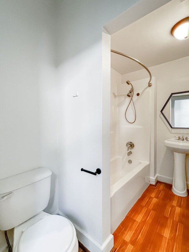 Building Photo - Renovated Oakwood Gem with Modern Amenitie...