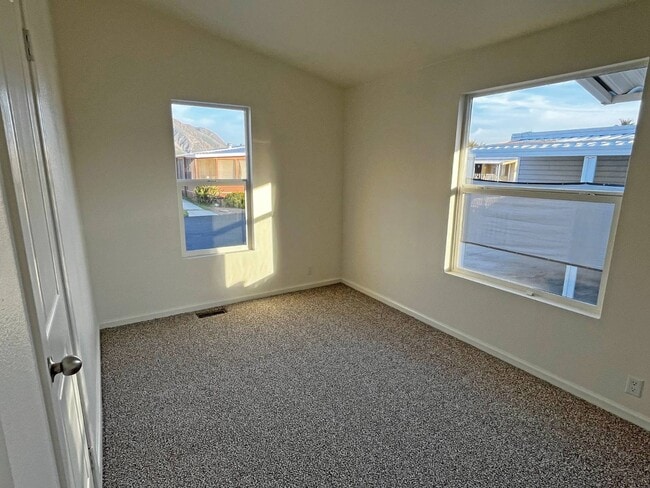 Building Photo - 21100 State St