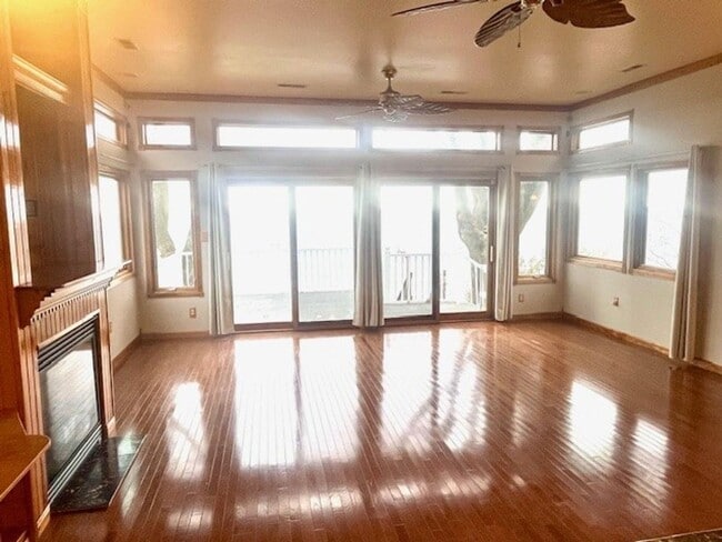 Building Photo - Gorgeous Water Front Home with Beach Access