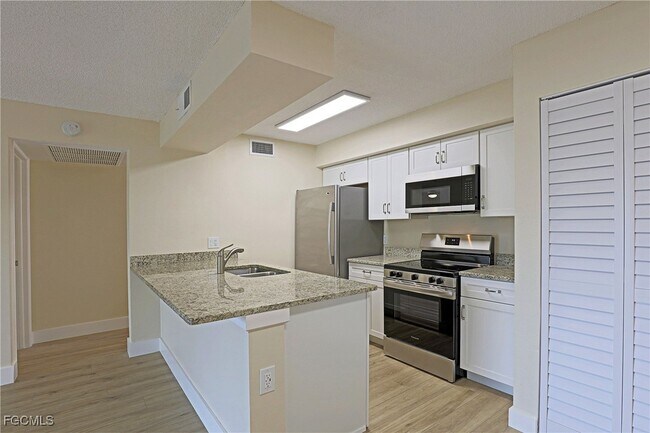 Building Photo - 5331 Summerlin Rd