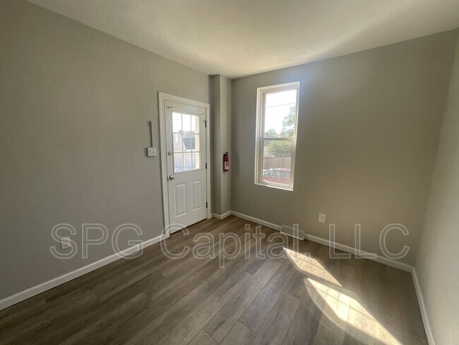 Building Photo - 840 W College Ave