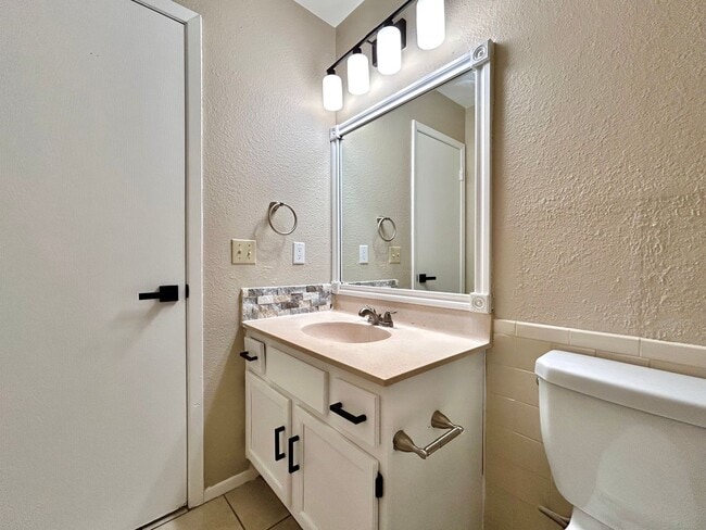 Building Photo - 510 Greenlawn Blvd