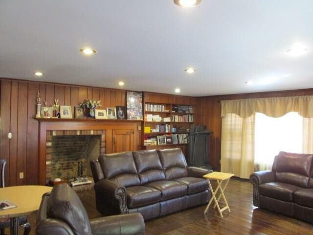 Building Photo - 545 Simsbury Rd