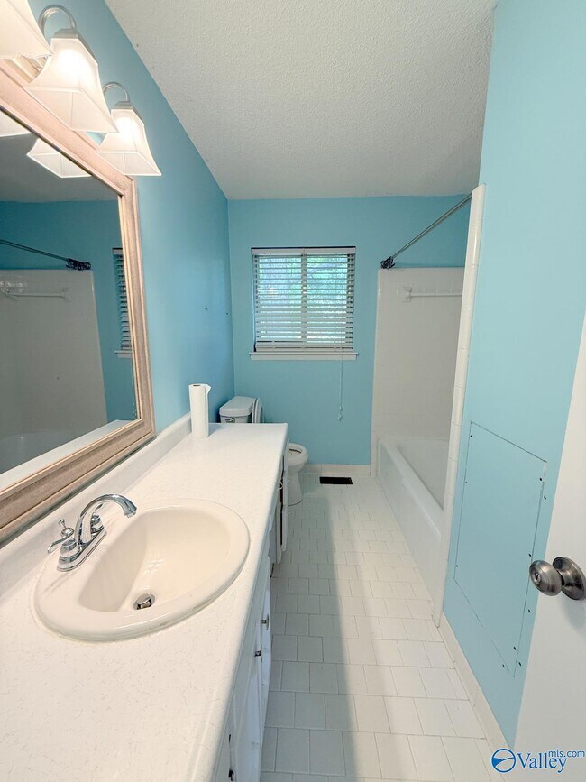 Building Photo - 2509 Excalibur Dr SE