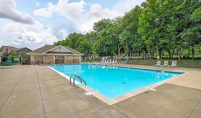 Building Photo - Timber Trails Townhome - Interior townhome with reduced rent