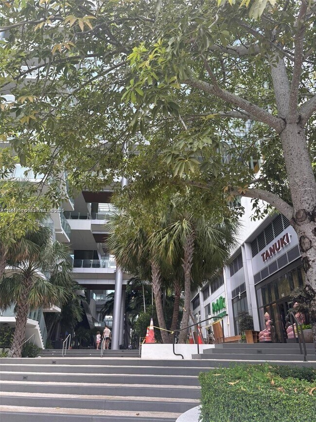 Building Photo - 1700 NW N River Dr