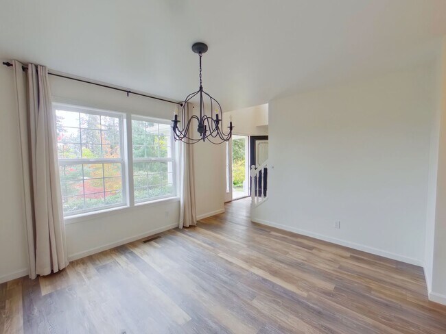 Building Photo - Large Beautiful Home in the Hills