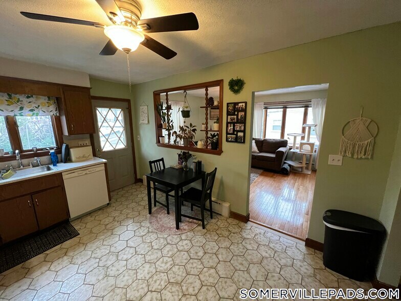 Building Photo - 213R Holland St.