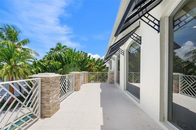 Building Photo - 2307 N Riverside Dr