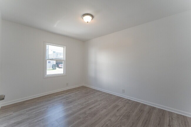 Building Photo - Update 2 Bed 1 Bath in The Nations