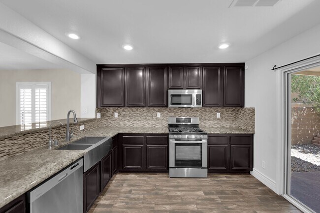 Building Photo - Beautiful Two bedroom 2 1/2 bath