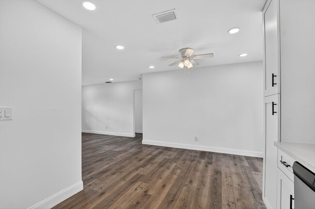 Building Photo - 291 NW 7th Ct