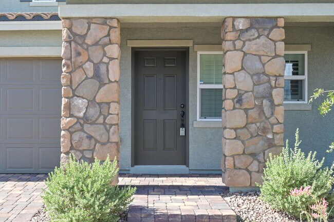 Building Photo - Mountains Edge!! Gated!!  4 bedrooms!! Primary Bedroom and bath down Stairs!! 2 Primary bedrooms!...