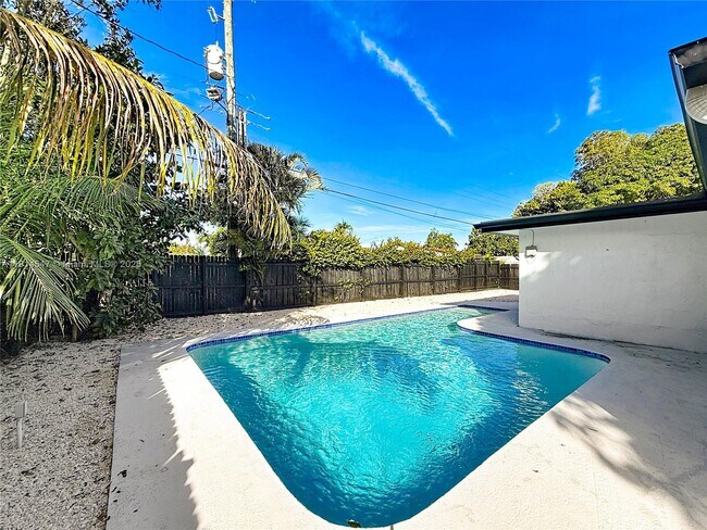 Building Photo - 600 N 66 Terrace