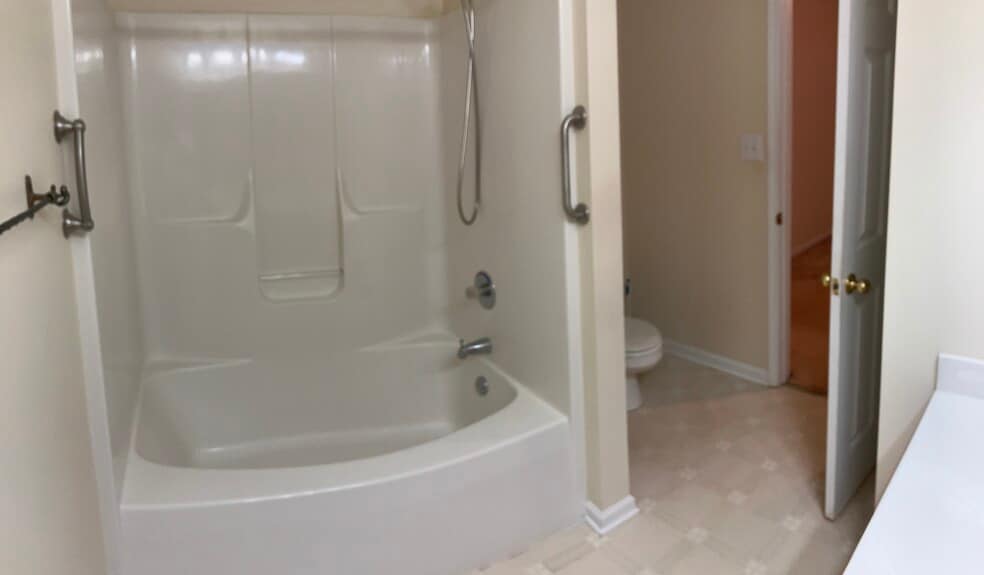 Main bedroom bath - 3202 Pine Pointe St