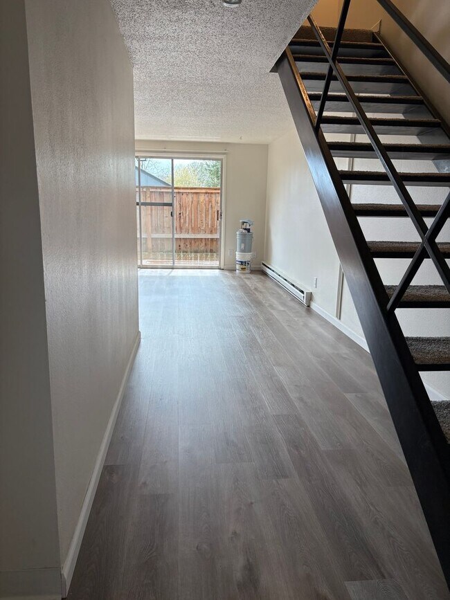 Building Photo - Beautiful townhome in the heart of Tigard ...