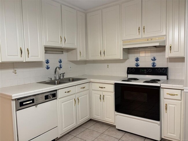 Building Photo - 3329 Roxana Rd