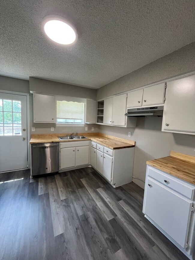 Building Photo - 2 Bedroom/ 1 Bathroom Duplex in Hermitage