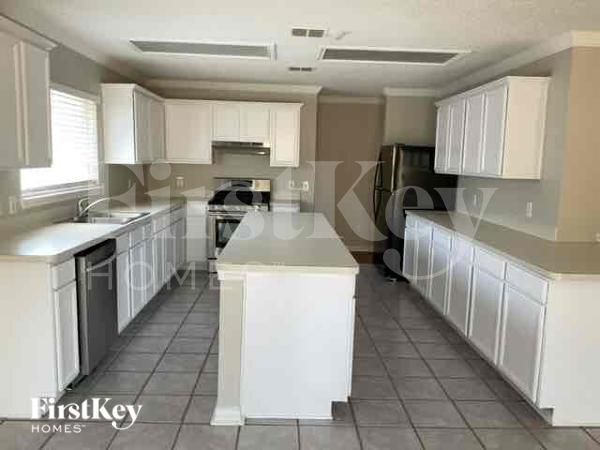 Building Photo - 301 Sunset Oaks Dr