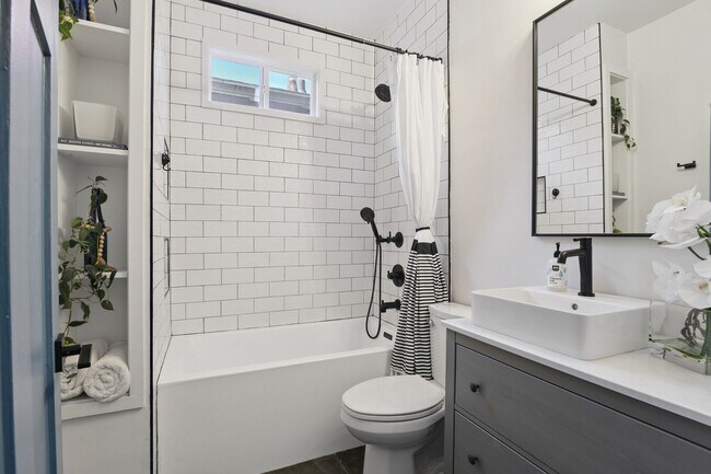 Building Photo - 4813-4813 Bienville St