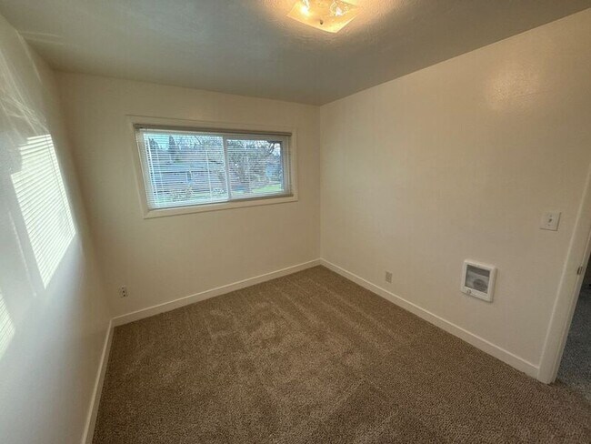 Building Photo - 273 Kearney St S